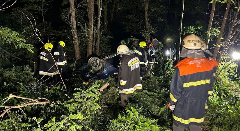 Halálos baleset Csehi közelében - Lesodródott az útról és a fák közé csapódott egy autó - fotók