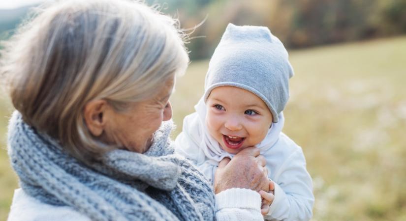 Nagymamaként a nagyszülői gyed és gyes is beszámíthat a jogosultsági időbe a kedvezményes nyugellátáshoz