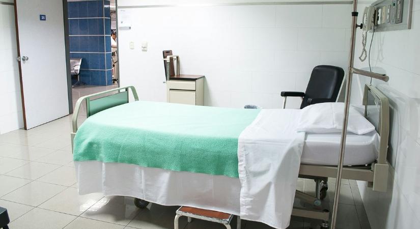 Tragédia: A kórház hetedik emeletéről zuhant le egy férfi, azonnal szörnyethalt