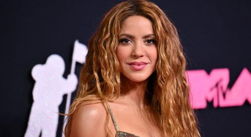 Nem lehet máshova nézni: Shakira elfelejtett melltartót venni a vörös szőnyegen