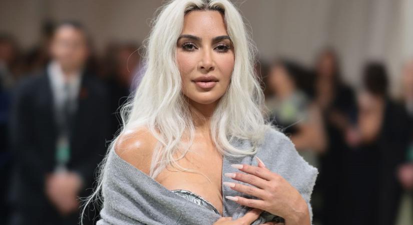 Kiakadt az internet Kim Kardashian lehetetlen vékony dereka miatt
