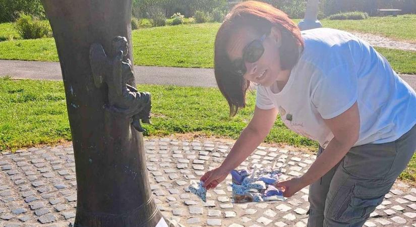 Zsebcicákat rejt el kaposvári játszótereken a gyerekeknek