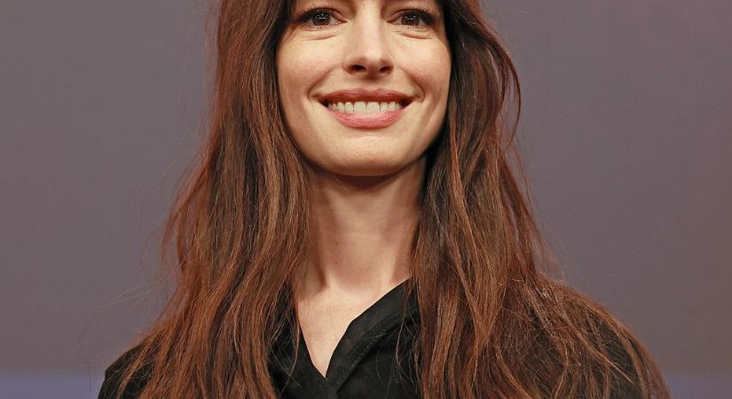 Anne Hathaway óriási előnnyé változtatott egy ciki helyzetet