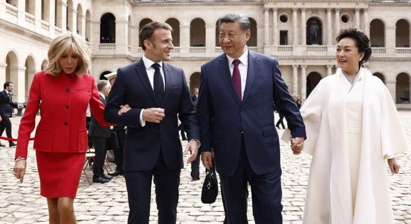 Macron lekenyerezte a kínai elnököt pár üveg konyakkal