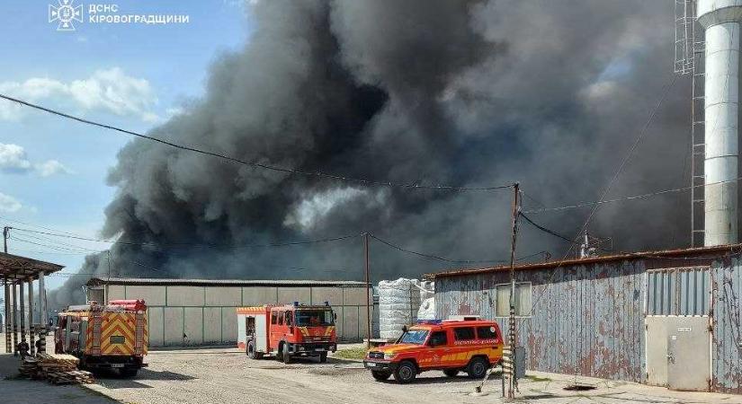 Kropivnickijben tűz ütött ki egy vállalat területén: áldozat is van