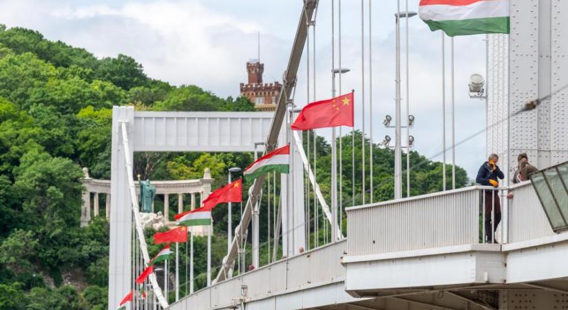 Az Erzsébet hídra már kitűzték a kínai zászlókat, Hszi Csin-ping szerda este érkezik Budapestre