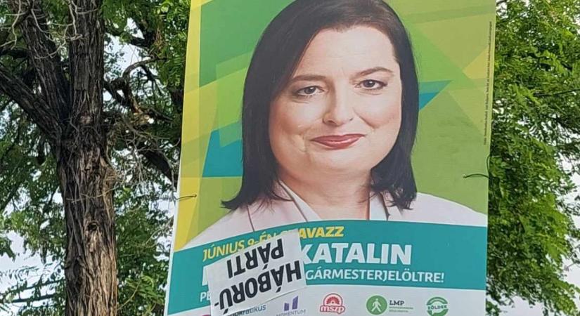Megrongálták Fekete Katalin ellenzéki, pesterzsébeti polgármesterjelölt plakátjait: feljelentést tett