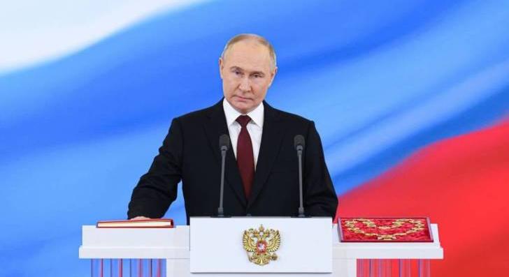 Putyin letette az ötödik államfői esküt