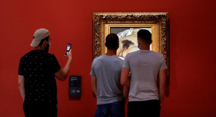 „MeToo”-felirattal fújták le feministák Gustave Courbet világhírű festményét