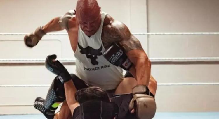 Kemény MMA edzésekbe kezdett 'The Rock'