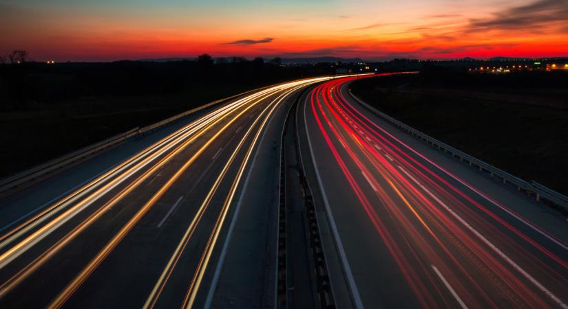 Érik a gigadugó az autópályán: ezeket az útszakaszokat jobb lesz elkerülni szerdán, csütörtökön