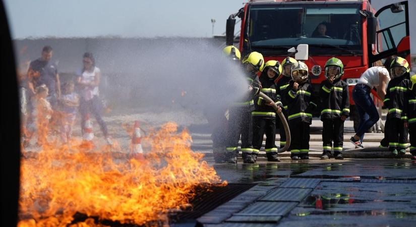 Gyerekek oltották a tüzet a debreceni reptéren