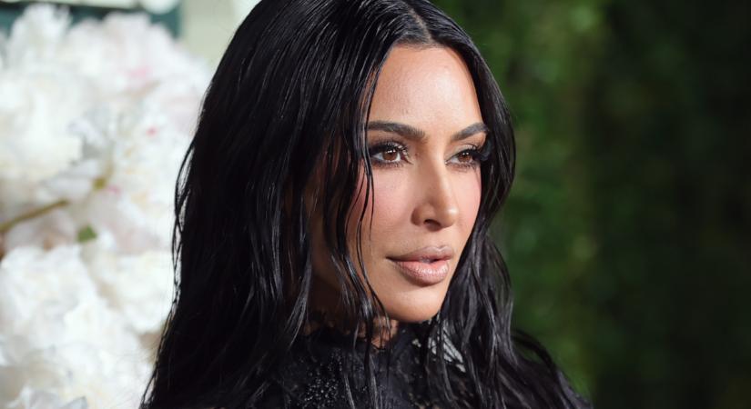 Kim Kardashian felkészült a fürdőruhaszezonra: extra nőies fazonokban pózol a fotókon