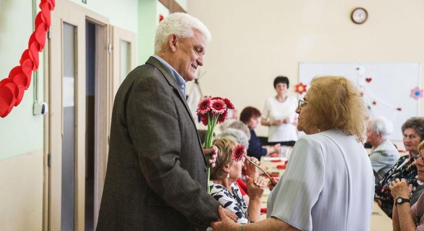 Anyák napja alkalmából köszöntötték a Baross Gábor Nyugdíjas Klub tagjait Szolnokon