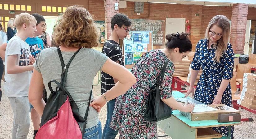 Csaknem 200 új laptop segíti a Németh László diákjainak tanulását