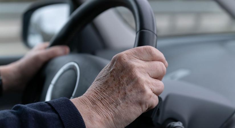 Olvasói reakció: nem kell az idős autóvezetőt vegzálni!