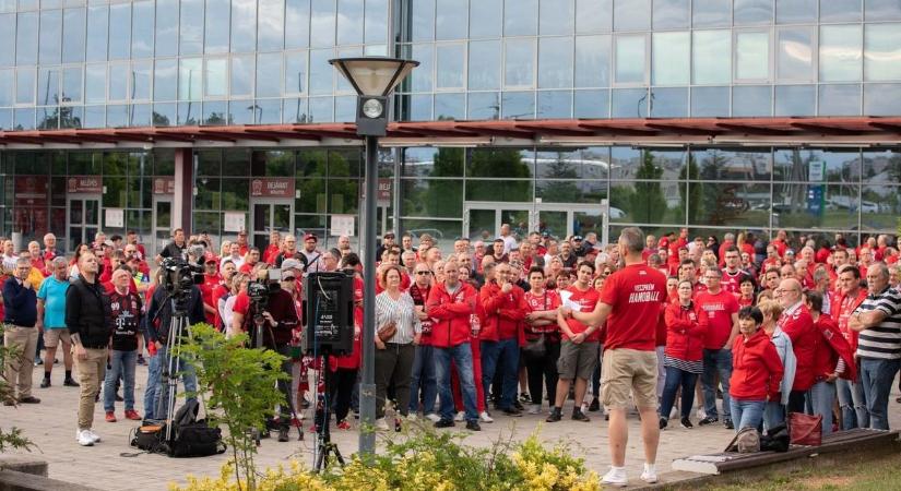Több százan követelték az edzők távozását Veszprémben