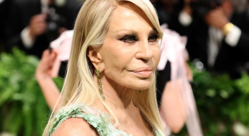 Teljesen elcsúfította a plasztika a 69 éves, világhírű divattervezőt: Donatella Versace arca sokkolja az embereket - Fotók