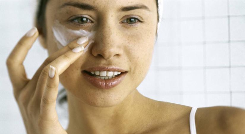 8 botoxmentes módszer, ami eltünteti a szem alatti ráncokat