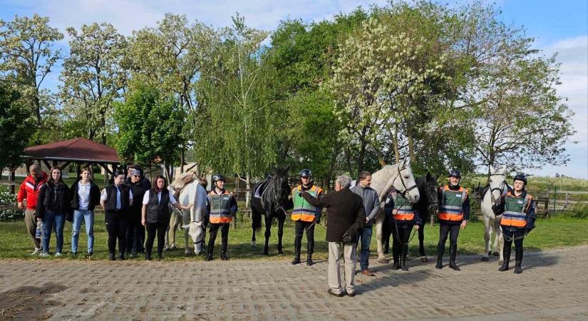 Továbbképzésen vettek részt a lovas polgárőrök a Hungarikum Ligetben
