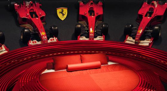 Éjszaka a múzeumban Ferrari-módra: a Forma-1-es autóik között lehet tölteni egy estét