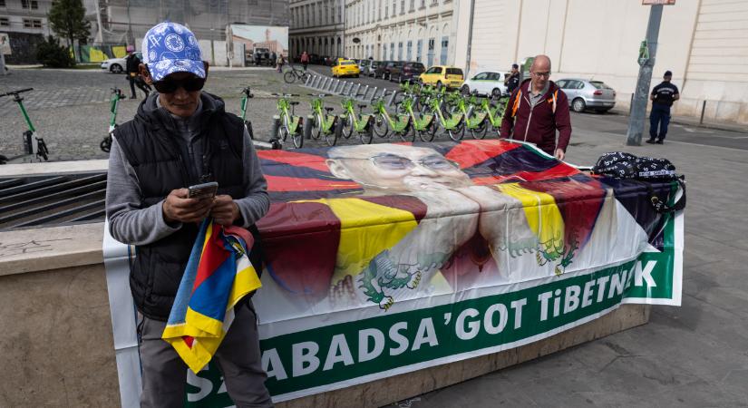 Tibeti zászlókkal várják a hazánkba látogató kínai elnököt
