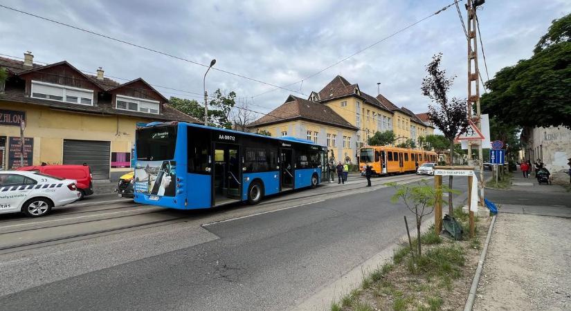 Most érkezett: utasokkal teli villamos és busz balesetezett Budapesten - helyszíni fotók