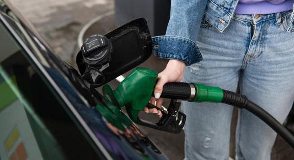 Ahogy közeledik a választás, úgy lesz egyre olcsóbb a benzin