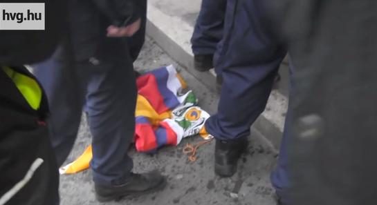 Tibeti zászlókkal készülnek a kínai elnök ellen tüntetők Budapesten