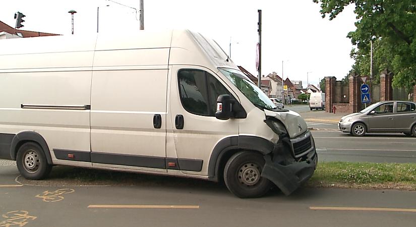 Két autó ütközött össze a Pesti és a Bartók Béla utca kereszteződésénél