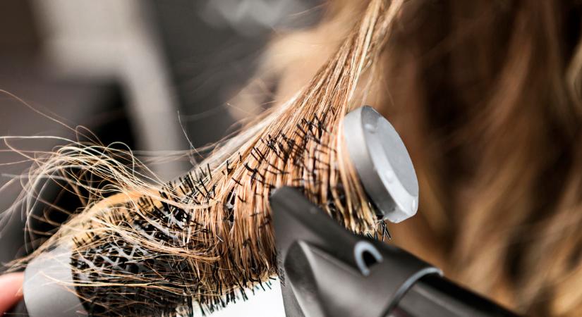 Extra dús frizura, lágy hajvégi hullámok: így használd a körkefét a beszárításkor