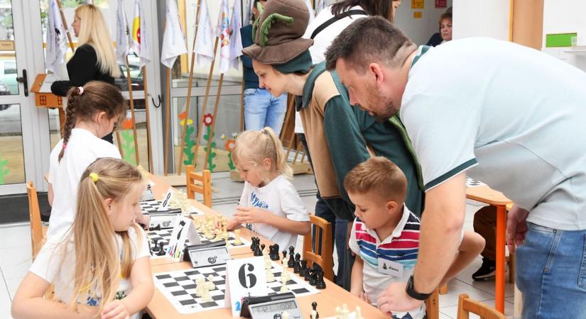 A sakktáblák mellett mérték össze tudásukat a szolnoki óvodások