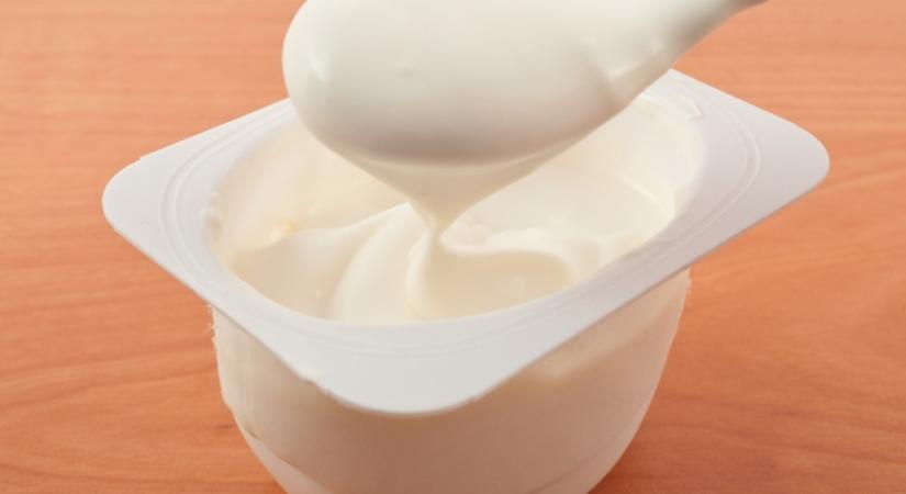 Soha ne öntsd le a joghurt vagy a tejföl tetején lévő folyadékot: az orvos szerint nagyon rosszat csinálsz azzal, ha mégis így teszel