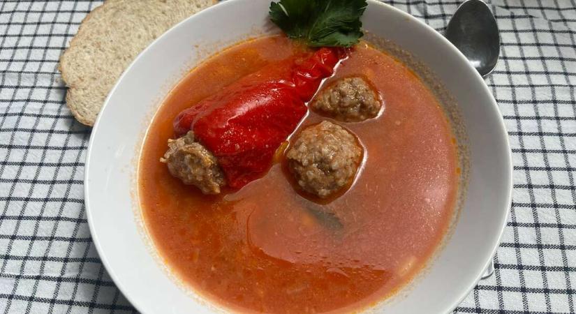 „Női kötelesség” helyett örömfőzés – Töltött paprika leves erdélyi módra (Recepttel)