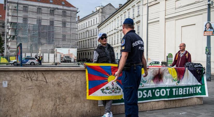 Tibeti zászlókkal várják Hszi Csin-pinget Budapesten