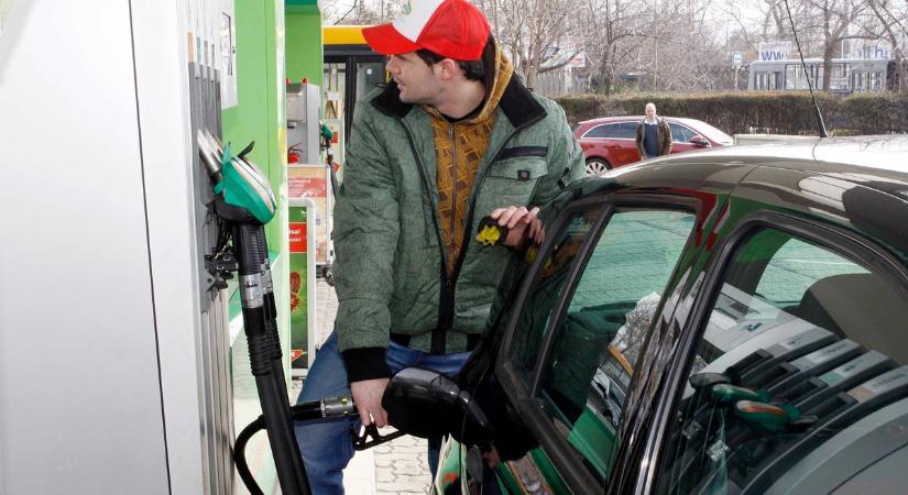 Üzemanyag: Péntektől tovább zuhannak az árak - de vajon mit lép a Kormány?