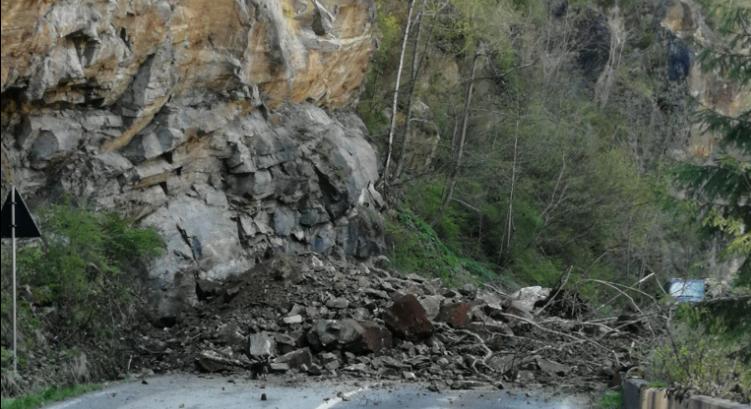 Az úttestre hullt szikladarabok miatt még zárva marad a Transzalpina magashegyi út