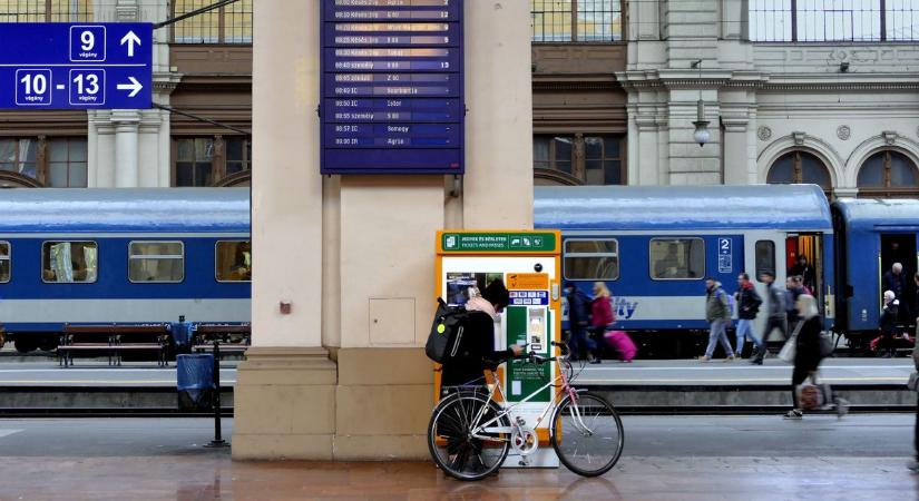 Ezt hogy csinálta? Több mint 27 milliós kárt okozott egy rongáló a MÁV-START jegykiadó automatáiban