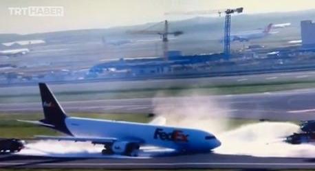 Videón a balul elsült landolás az isztambuli reptéren