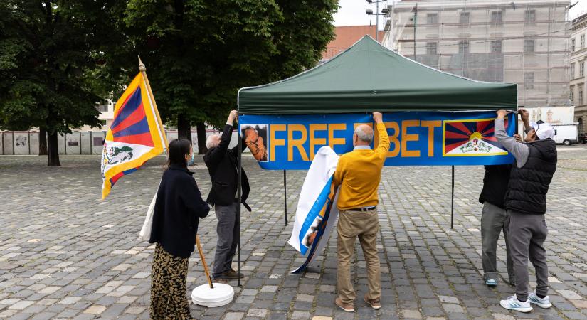 Így tüntette el a rendőrség a tibeti zászlókat Hszi Csin-ping elől