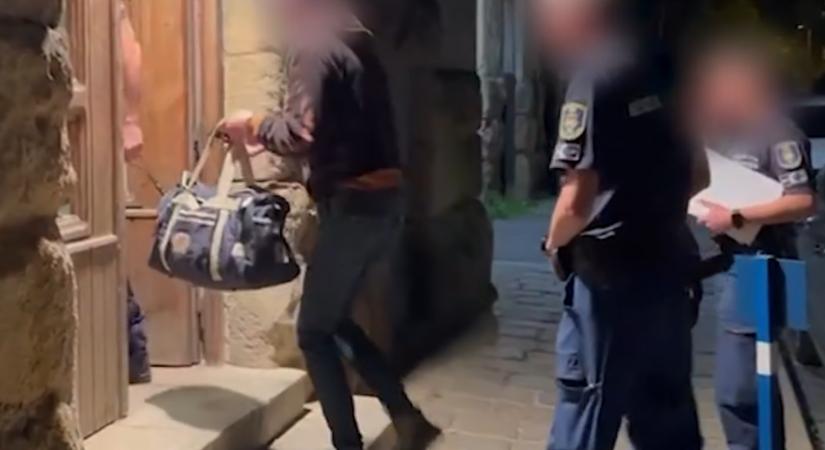 Csehországban fogták el a magyar rendőrökre késsel támadó angyalföldi őrjöngőt