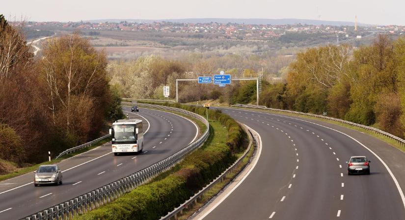Fideszes képviselők kapitális bakija miatt kapott zöld utat az olcsó egynapos autópálya-matrica