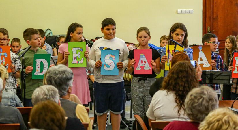 Dalok és versek az anyák ünnepén – Gyerekek adtak műsort a Vasemberházban