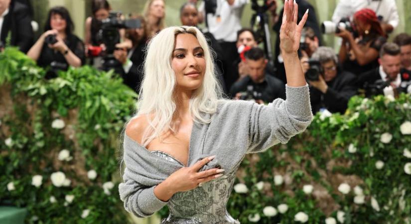 Megrázó felvételek: Kim Kardashian alig kapott levegőt a Met-gálás fűzőjében
