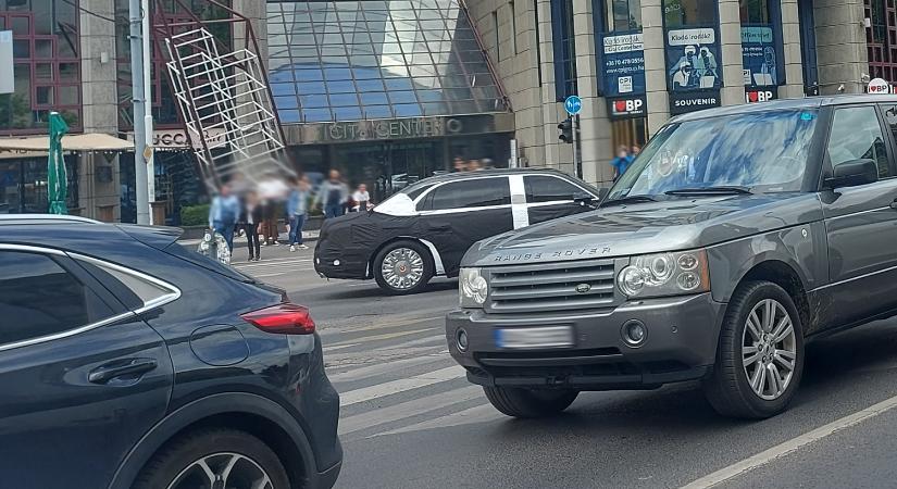 Álcázott autókkal tesztelték a kínaiak Budapestet