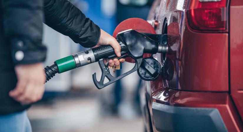 Mióta rászóltak a benzinkutasokra, 54 forinttal csökkent a dízel ára