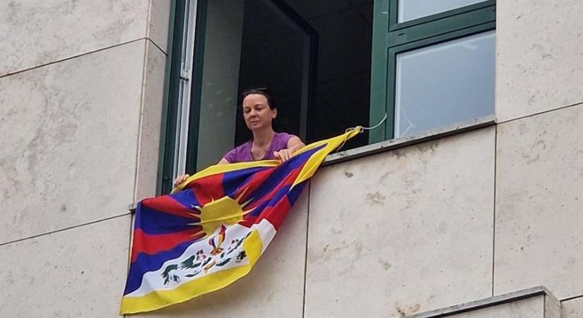 Tibeti zászlót lógatott ki az Országház ablakán Szabó Tímea
