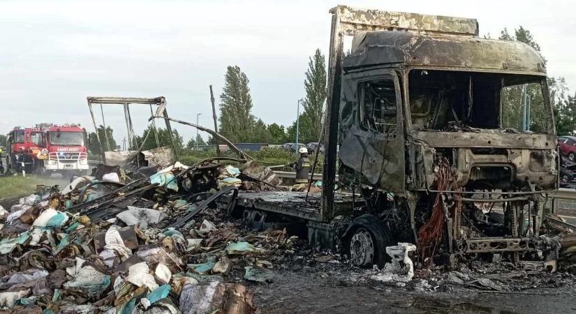"Több tíz kilométerről látszott a feketeség" - Brutális tűz az M1-esen, matracokat szállító kamion gyulladt ki – Fotók
