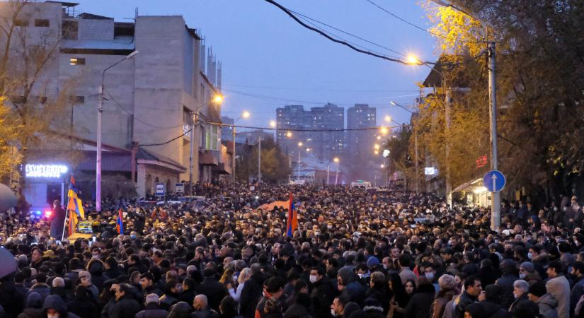 Az eddigi legnagyobb tüntetésen követelték Pasinján távozását