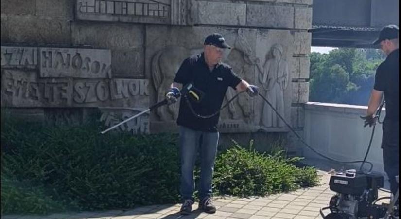 Liber Árpád és csapata magas nyomású eszközzel távolítja el az évtizedek nyomait városszerte – videóval